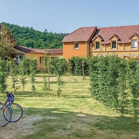 Vakantiehuis Amazing In With 2 Bedrooms, Wifi&indoor Swimming Pool